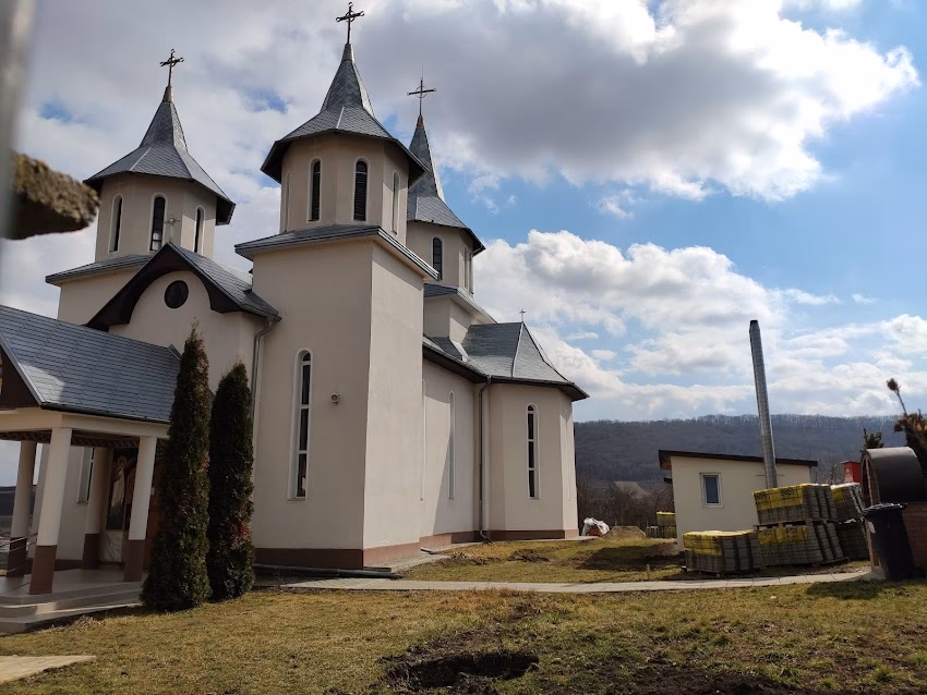 Biserica de lemnSfinții Arhangheli Mihail și Gavriil