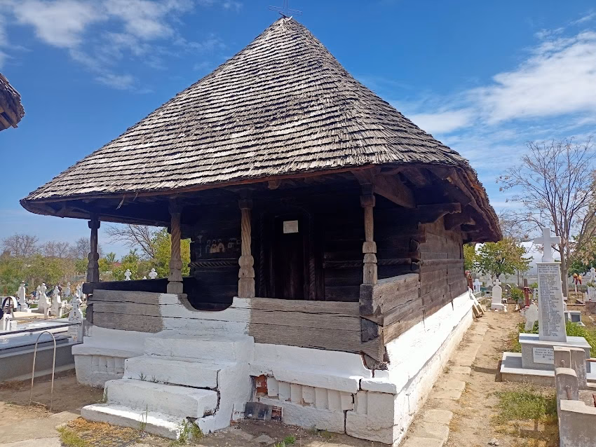 Biserica de lemn Sfinții Voievozi