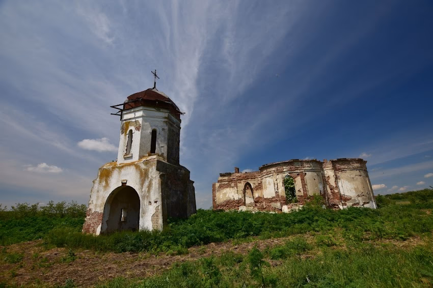 Biserica părăsită Măgureni