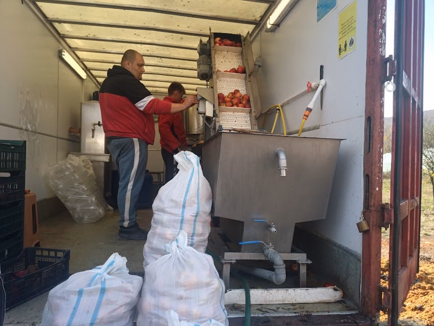 Fabrica mobilă de suc natural