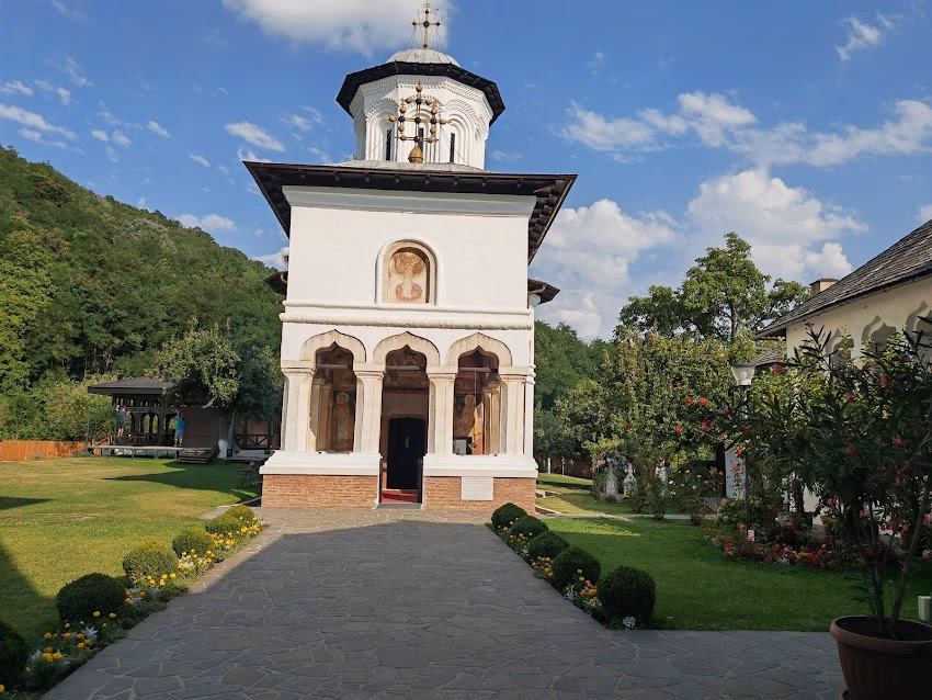 Mănăstirea Surpatele