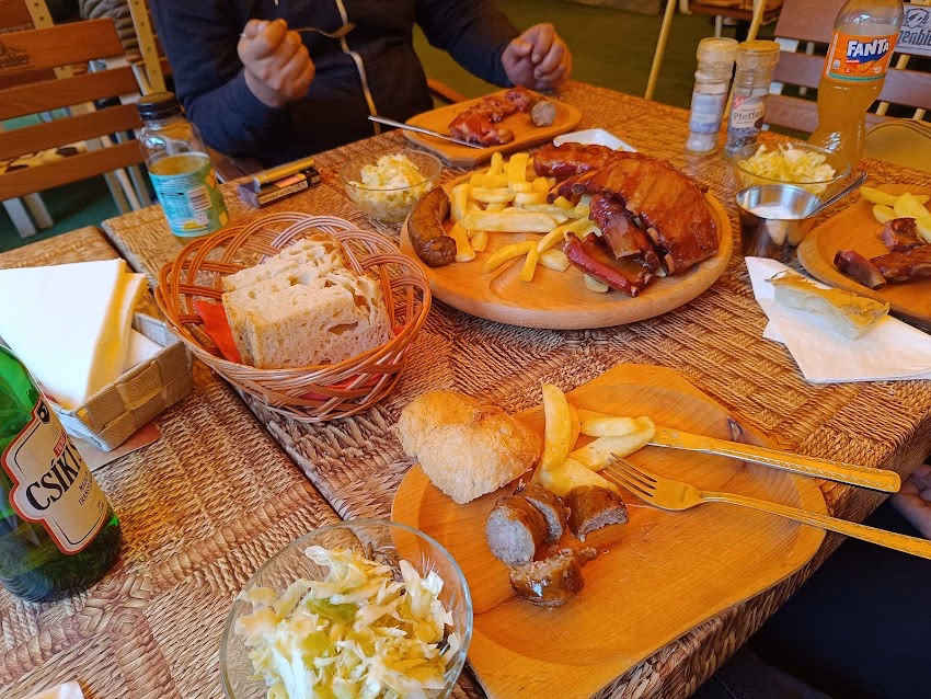 Măncare specifică zoneiLACUL De Smarald Srl