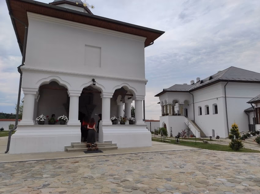 Schitul Sfinții Arhangheli Mihail și Gavril