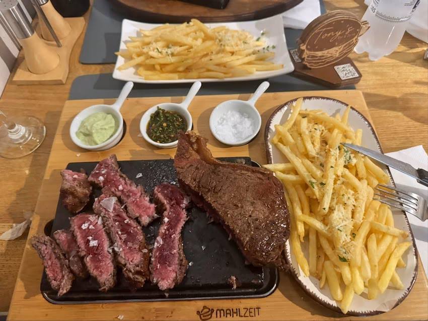 Tonys Eat Drink Huși